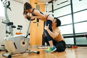 Xin ông chồng đi tập gym, bà xã địt nhau với anh pt